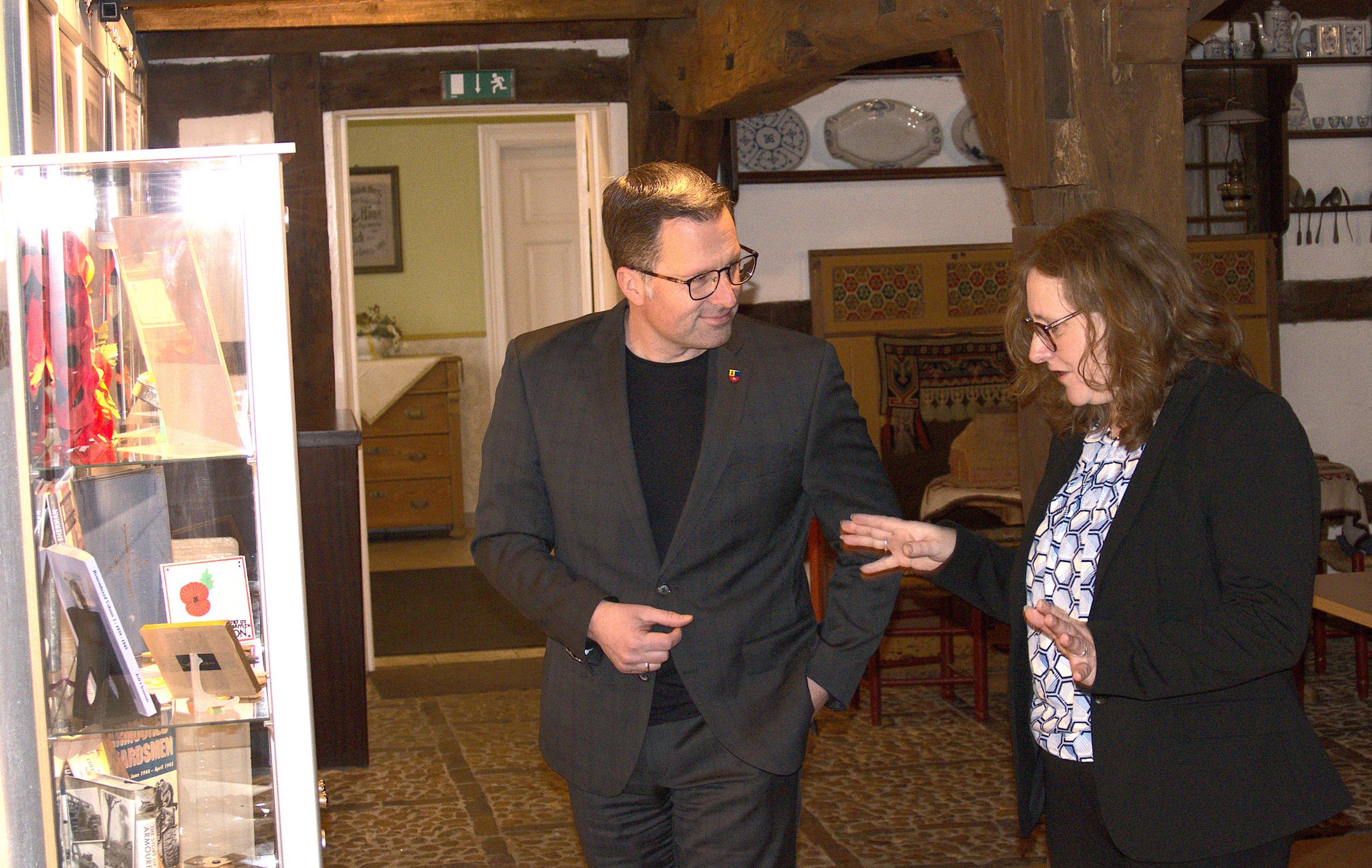 Debbie Bülau im Gespräch mit Landrat Kai Seefried anl. der Ausstellungseröffnung am 24.01.2023 im Heimathaus Kutenholz