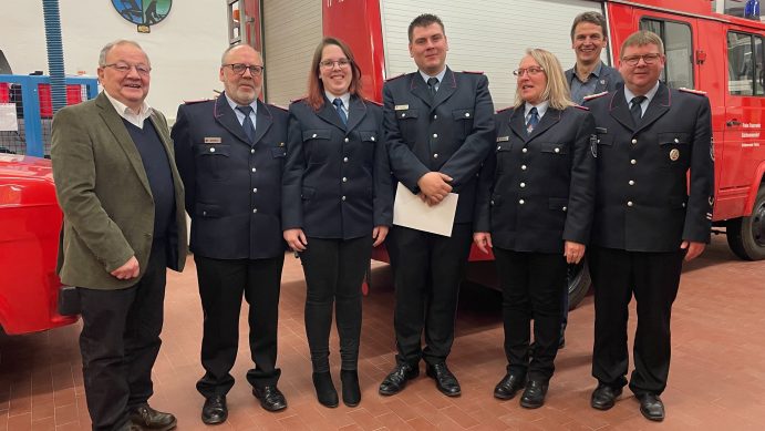 Ortsbrandmeister Klaus Lazerus (2. v.l.) zusammen mit den Geehrten, Sara Müller, (3. vl.) Marco Müller und Elke Müller. Stellvertretender Gemeindebrandmeister Jens Roloff (re), Bürgermeister Pommerening (2. v.r.) und Manfred Roth (li) als Vertreter des Feuerschutzausschusses.