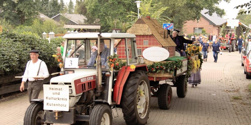 Wagen vom Heimat- und Kulturkreis Kutenholz beim Ernteumzug 2015