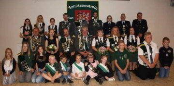 Gruppenbild der Würdenträger des Kutenholzer Schützenverein